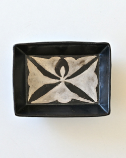 志村睦彦　黒釉白泥牡丹文角鉢