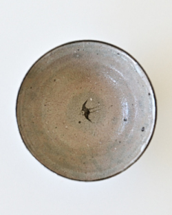 増田勉　籾灰梅花皮鉄絵鉢