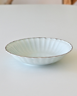 宮岡麻衣子　白磁輪花深皿
