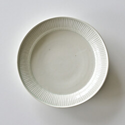 阿部春弥・みか　白磁しのぎ5.5寸皿