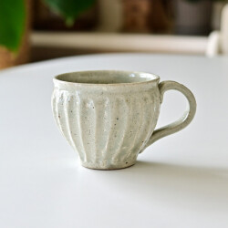 及川静香 粉引削りマグ