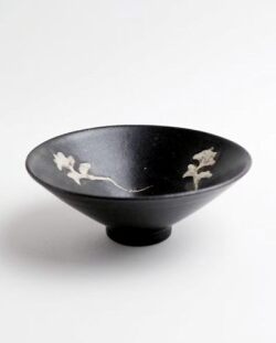 志村睦彦　黒釉白泥雲文小鉢