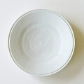 阿南維也　白磁細リム7寸皿（貫入）