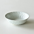 土井善男　乳白釉ねじり文4寸鉢