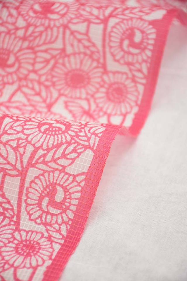 小紋 花紅梅 紅梅染 蝋色 正絹 反物 小紋 花紅梅 紅梅染 蝋色 正絹 反物 反物】女性 『絹紅梅』波濤に鴎