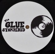 THE GLUE・RULEFINN / Stomperud・Kommafeil