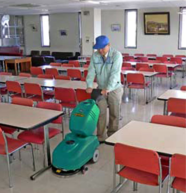 バッテリー式自動床洗浄機　スクラブメイトミニ360B現場写真2