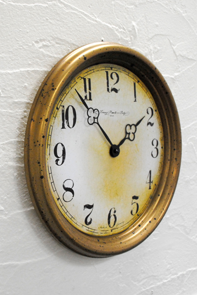 エイジング加工した鍮製の時計ケースと黒いバロック針のおしゃれな