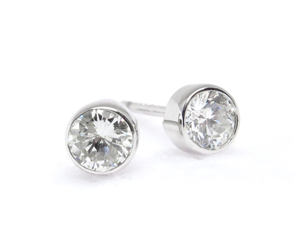 ダイヤスタッドピアス