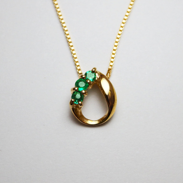 COCCOセレクトジュエリー　ネックレス　エメラルド