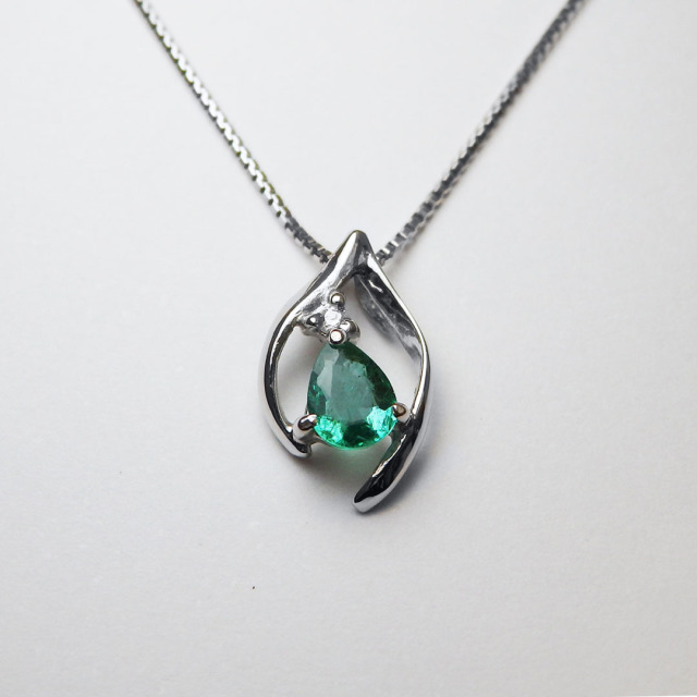 COCCOセレクトジュエリー　ネックレス　エメラルド