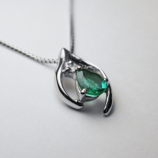 COCCOセレクトジュエリー　ネックレス　エメラルド