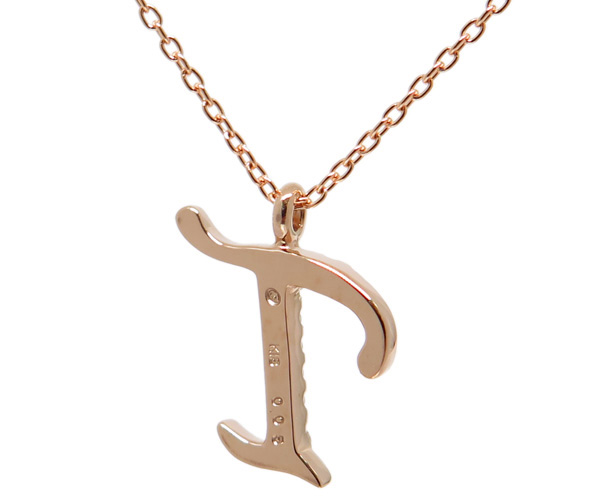 スイートテンダイヤモンドのイニシャルシリーズ。10石のダイヤモンドがイニシャルの中にセットされています。