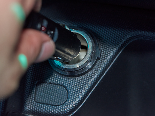 シガーソケットから電源を取ります