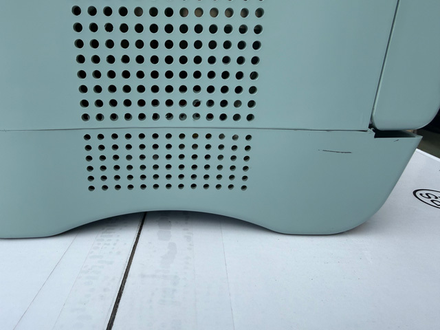 左側面下部に汚れ及び通気孔の乱れがあります。