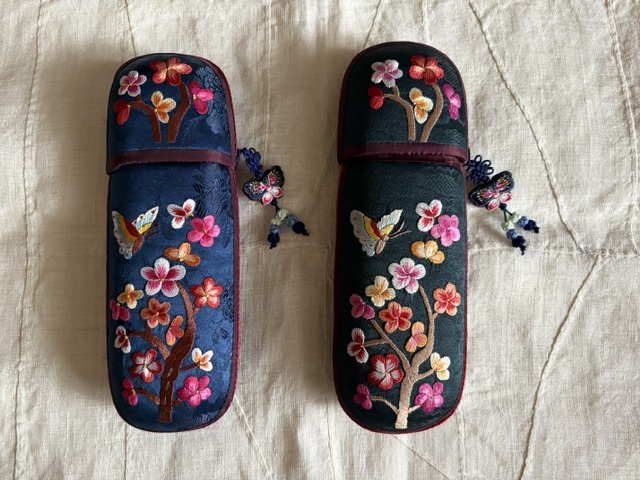 韓国伝統刺繍＊メガネ入れ＊蝶の刺繍＊blue/navy (cra402)