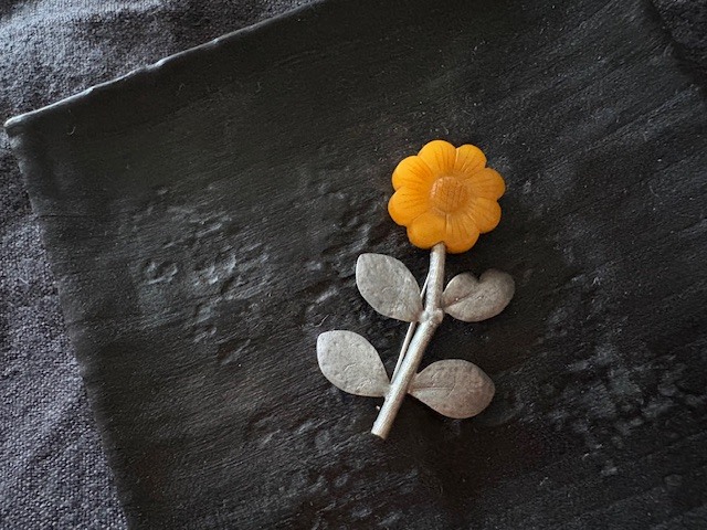 琥珀の花＊ブローチ　by 無形文化財作家作品（B321）