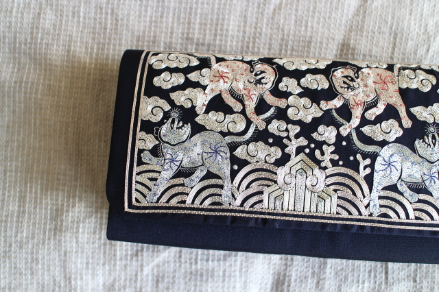 銀のホランイ（虎）シルク刺繍＊クラッチハンドバッグ（cra206）
