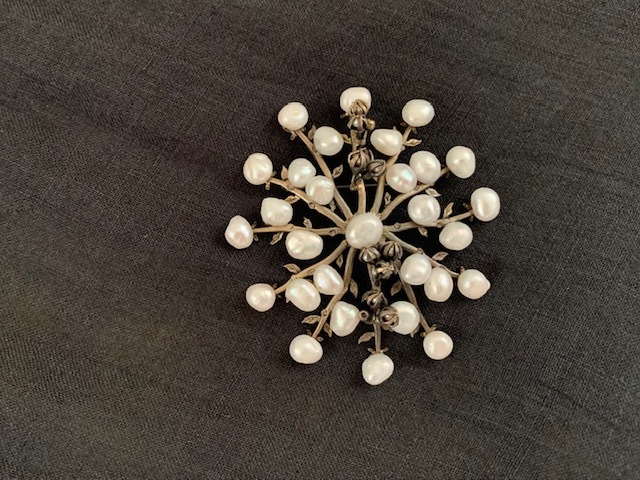 パール＊コサージュ風ブローチ by pekuokusa（B796-pe-24-08）