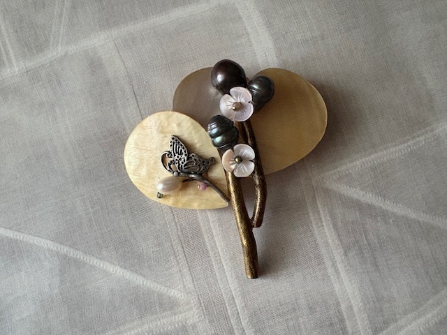 ソヨンさんのアクセサリー＊Shell×淡水パールの花＊ブローチ（B-802-soy-25-05）