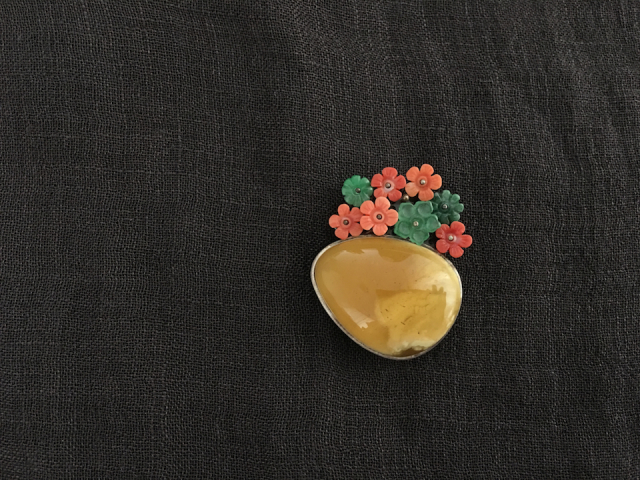 天然琥珀×珊瑚・翡翠花ブローチ by tami　（B708-18 )