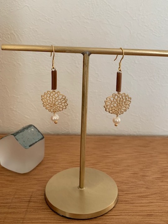 eunnamu　＊　ウンナム　作　＊　gold lotus  ×　淡水パール　× wood　stick ピアス　（　U462 )