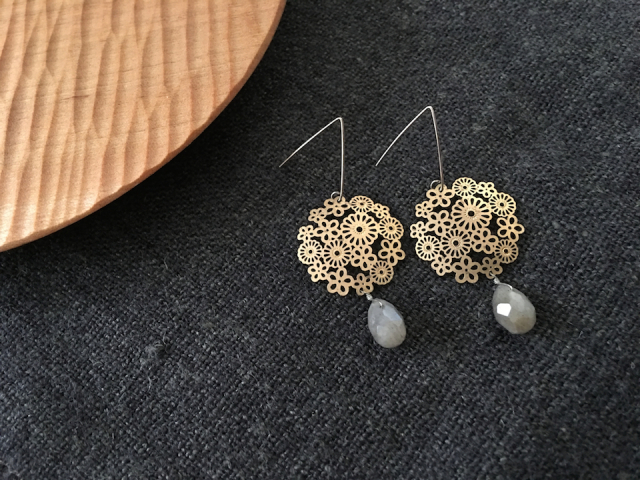 eunnamu　＊　ウンナム　作　＊ 18K plated flower ×ラブラドライト＊ピアス（U514 )