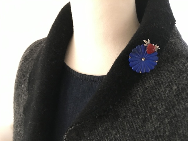 ソウル市無形文化財作家オム・イッピョン氏作　＊　ラピスラズリ　花　×　茶瑪瑙　蝶　＊　ブローチ　（　omu261-20 )