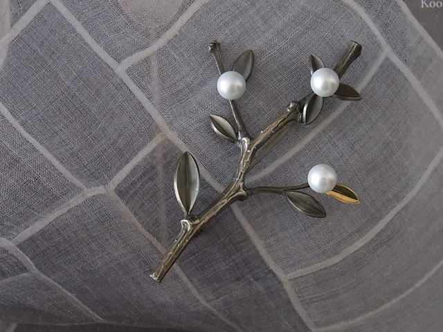 14Kcoat × Silver × Pearl ＊　Leaf Broach by ビアート　（　B264　）