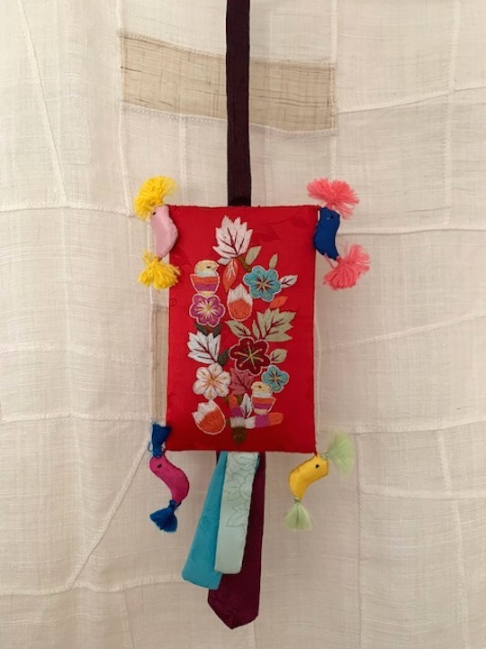韓国伝統品　ノリゲ　針山　包み布　アンティーク品　骨董品 韓国伝統刺繍 ＊ 鳥の ノリゲ ＊ red ( cra357-19 )