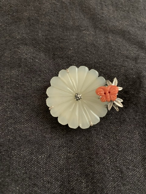 ソウル市無形文化財作家　オム・イッピョン氏作　＊　白玉　花　×　　珊瑚　蝶　＊　　ブローチ　（ omu322）