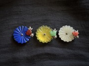 カウォン工房＊菊の花ブローチ＊ラピスラズリ/黄翡翠/白玉（omu358）