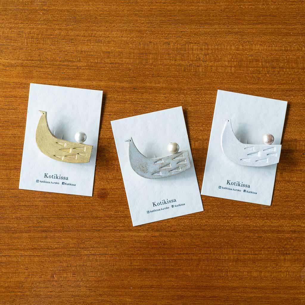 Kotikissa｜ブローチ 長いトリ パール1粒付き