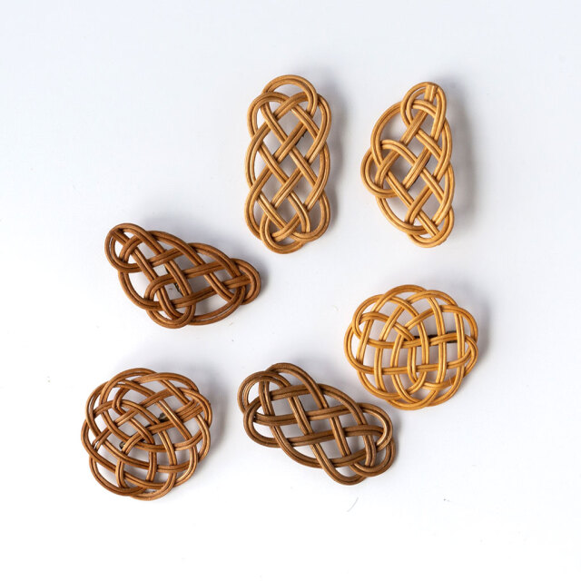 ロココ調ブローチ✨作品✨作家さま✨️ kuroshiro works｜ラタン ブローチ 三角 COMFOTA 北欧雑貨店