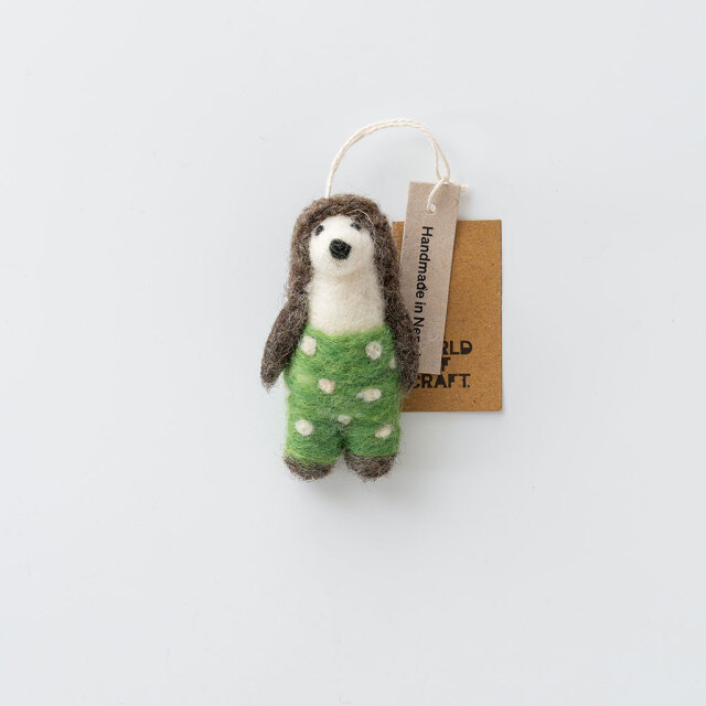 A WORLD OF CRAFT｜オーナメント 16 HEDGEHOG IN GREEN PANTS