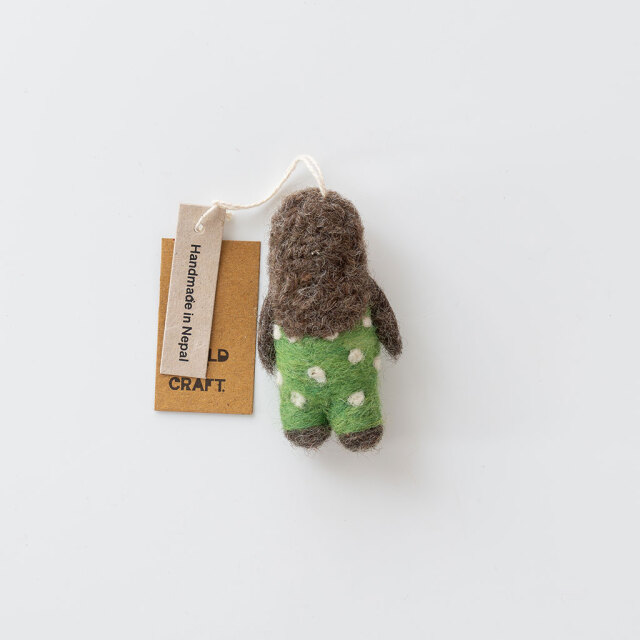 A WORLD OF CRAFT｜オーナメント 16 HEDGEHOG IN GREEN PANTS