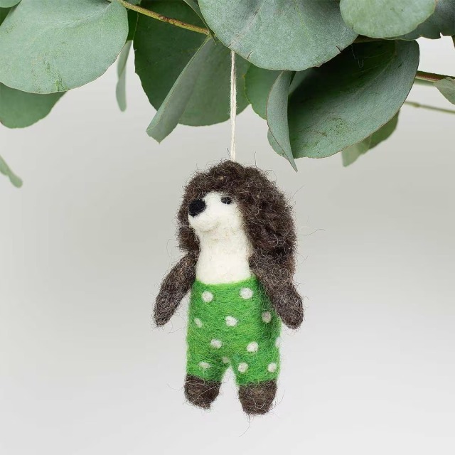 A WORLD OF CRAFT｜オーナメント 16 HEDGEHOG IN GREEN PANTS