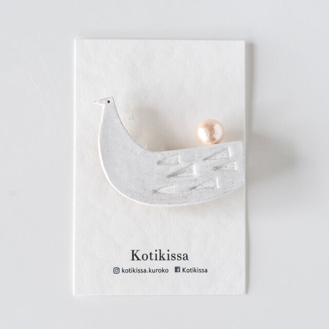Kotikissa｜ブローチ 長いトリ パール1粒付き