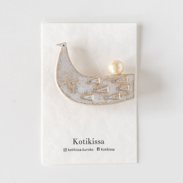 Kotikissa｜ブローチ 長いトリ パール1粒付き