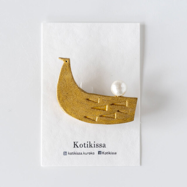 Kotikissa｜ブローチ 長いトリ パール1粒付き