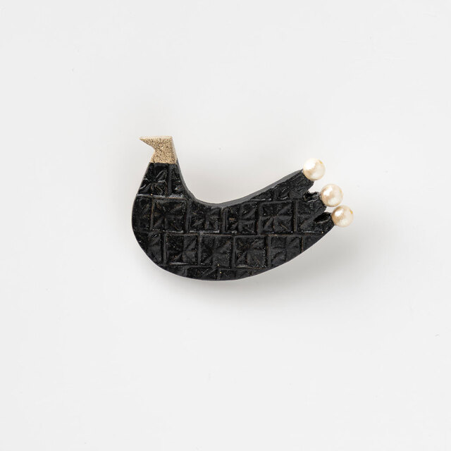 Kotikissa｜ブローチ 大ぶりなトリ パール3粒付き