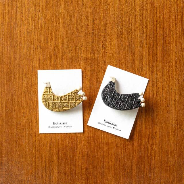 Kotikissa｜ブローチ 大ぶりなトリ パール3粒付き