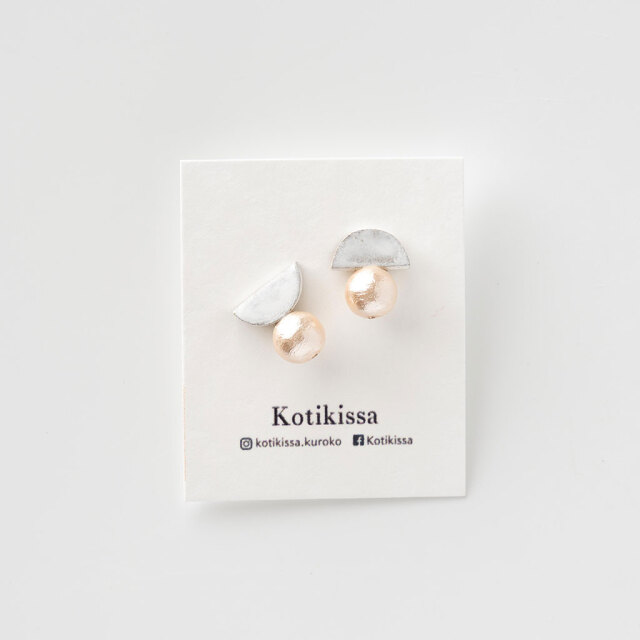 Kotikissa｜ピアス 半円 大パール1粒付き