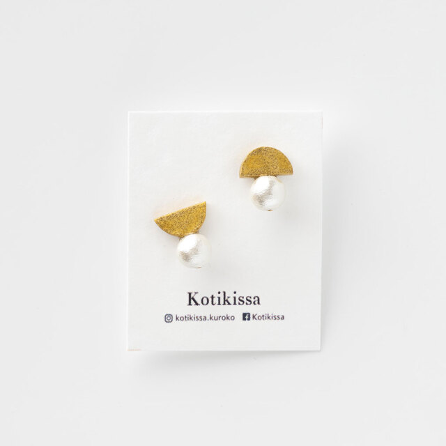 Kotikissa｜ピアス 半円 大パール1粒付き
