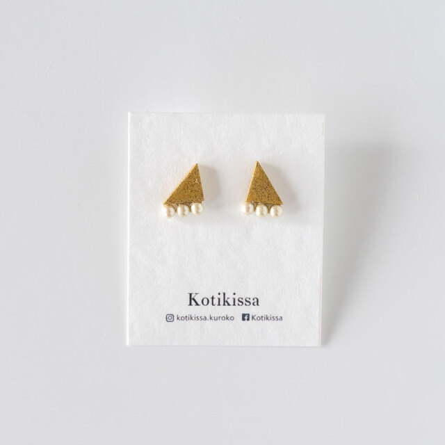 Kotikissa｜ピアス 三角 小パール3粒付き