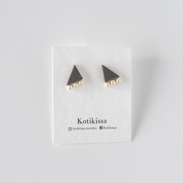 Kotikissa｜ピアス 三角 小パール3粒付き