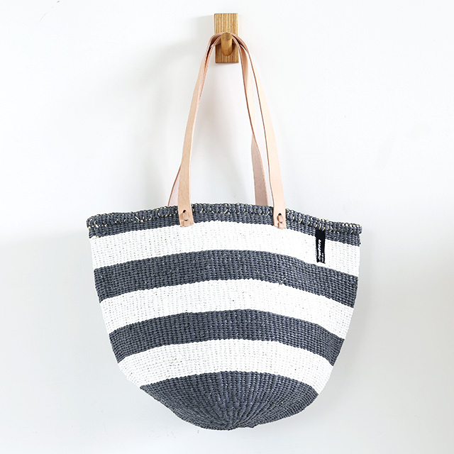 Mifuko ミフコ｜Kiondo バスケット［サイザル麻×再生プラスチック］ショルダーバッグ［ロングハンドル］Mサイズ グレーボーダー