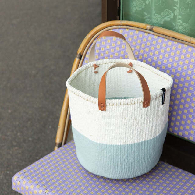 Mifuko ミフコ｜Kiondo バスケット［サイザル麻×再生プラスチック］トートバッグ［ショートハンドル］Mサイズ ライトブルーハーフ