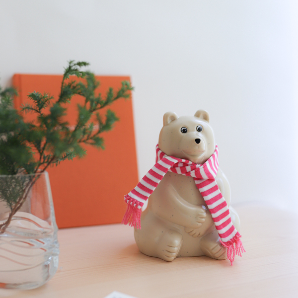 【2024年秋冬限定】しろくま貯金箱（ピンクボーダーマフラー付き） Polar Bear Money Box