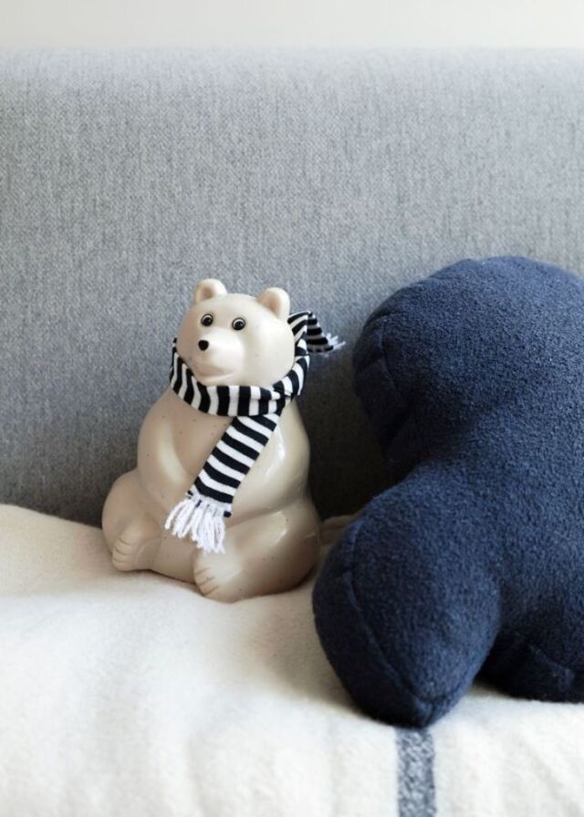 【2026年限定】しろくま貯金箱｜ブラックボーダーマフラー付き Polar Bear Money Box
